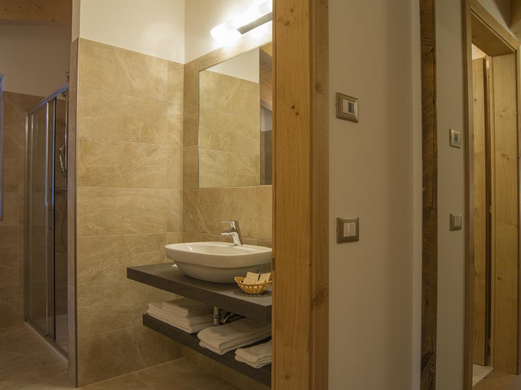 Hotel Garni Caminetto Madonna di Campiglio Bagian luar foto